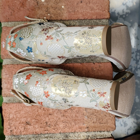 Fabric covered block heel sandals - Picture 8 of 10